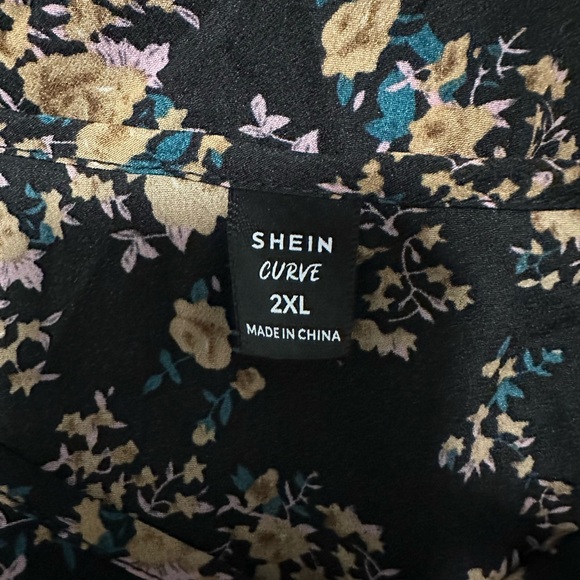 Black floral spaghetti strap tank top w/ button detail Shein Curve plus size 2XL - Picture 3 of 3
